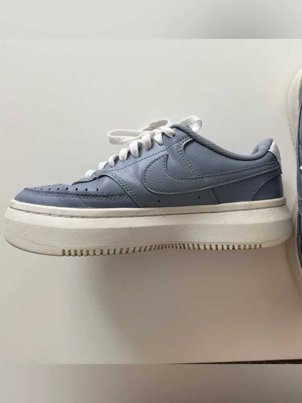Nike Classic Blue and White Sneakers Size 9.5 (26.5 cm)